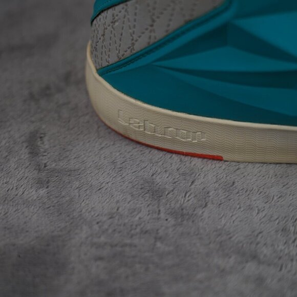 Men's NIKE Lebron XI NSW Lifestyle 616766-002 Miami Vice Wolf Grey Size 9.5 - Picture 2 of 14